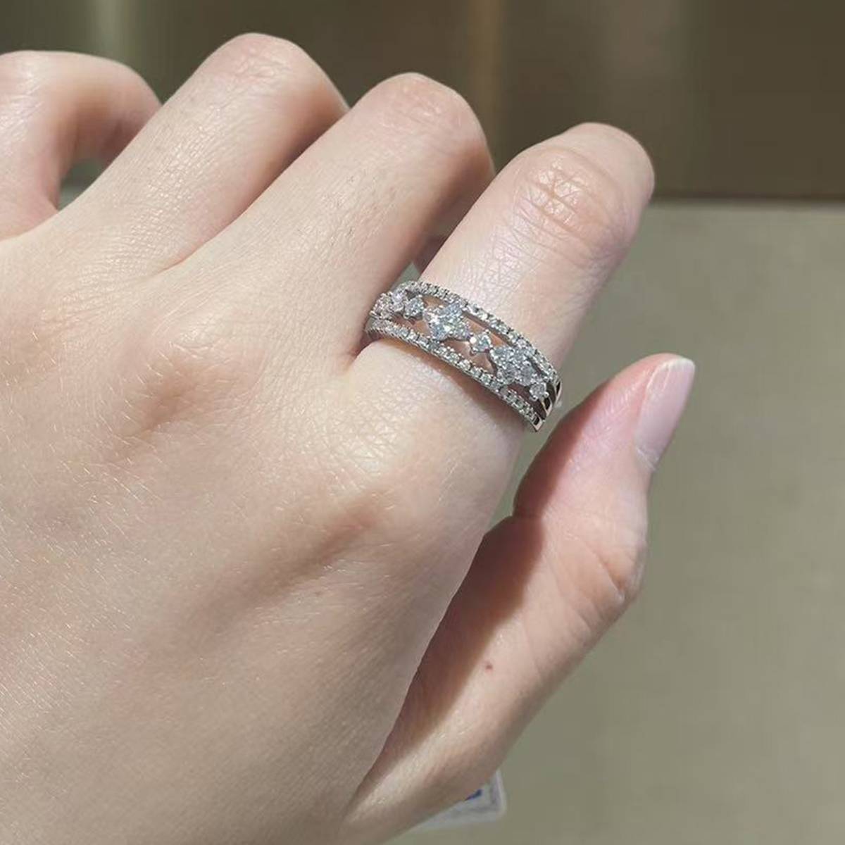 排戒S925银镀白金女戒定制选款副石莫桑钻0.67ct